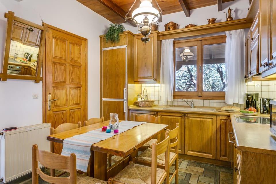 Full-size fridge, microwave, oven, stovetop