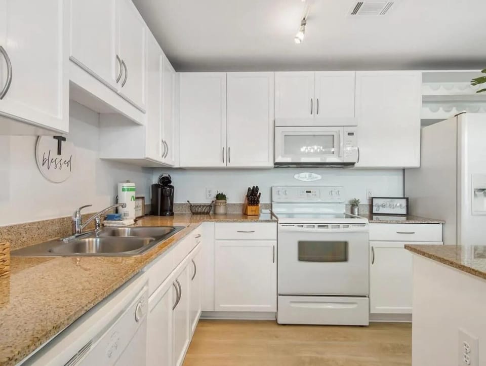Condo, 1 King Bed with Sofa bed (Laketown Wharf 318) | Private kitchen