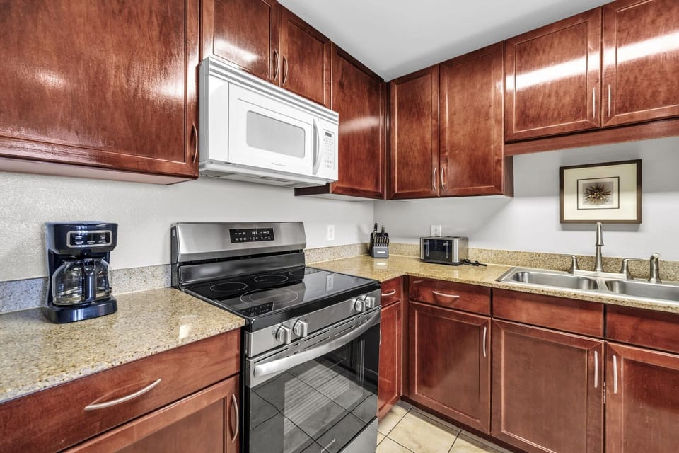 Condo, Multiple Beds (Laketown Wharf 1632) | Private kitchen