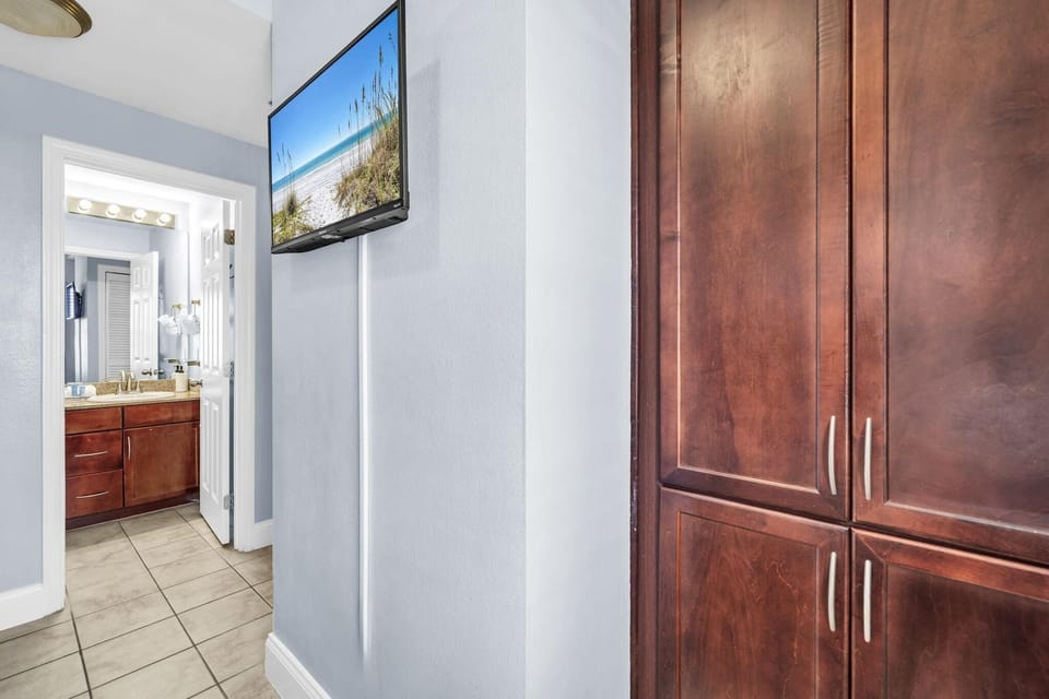 Condo, Multiple Beds (Laketown Wharf 1632) | Interior