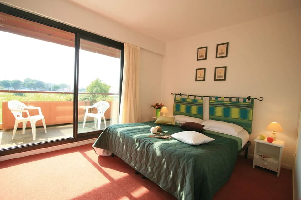 Get a good night sleep in the master bedroom with 2 Single beds.