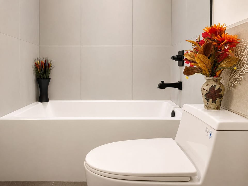 Suite | Bathroom | Free toiletries, hair dryer (on request), towels, soap