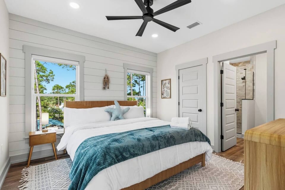 King Bed & Smart TV