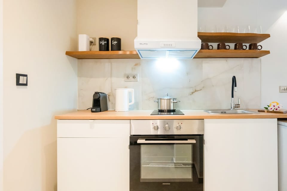 Contemporary kitchen featuring quality finishes and ample preparation space.