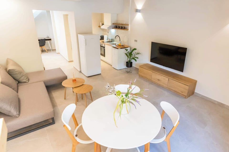 A fresh perspective of the airy open-plan interior and modern furnishings.