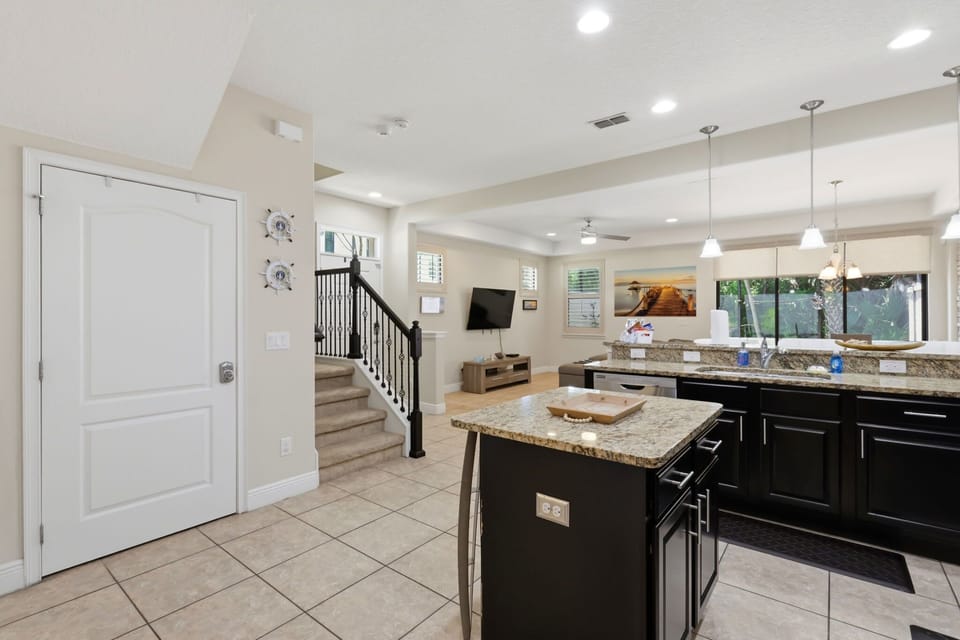 Fully equipped for everything from quick breakfasts before rope drop to family dinners after a day of fun.
