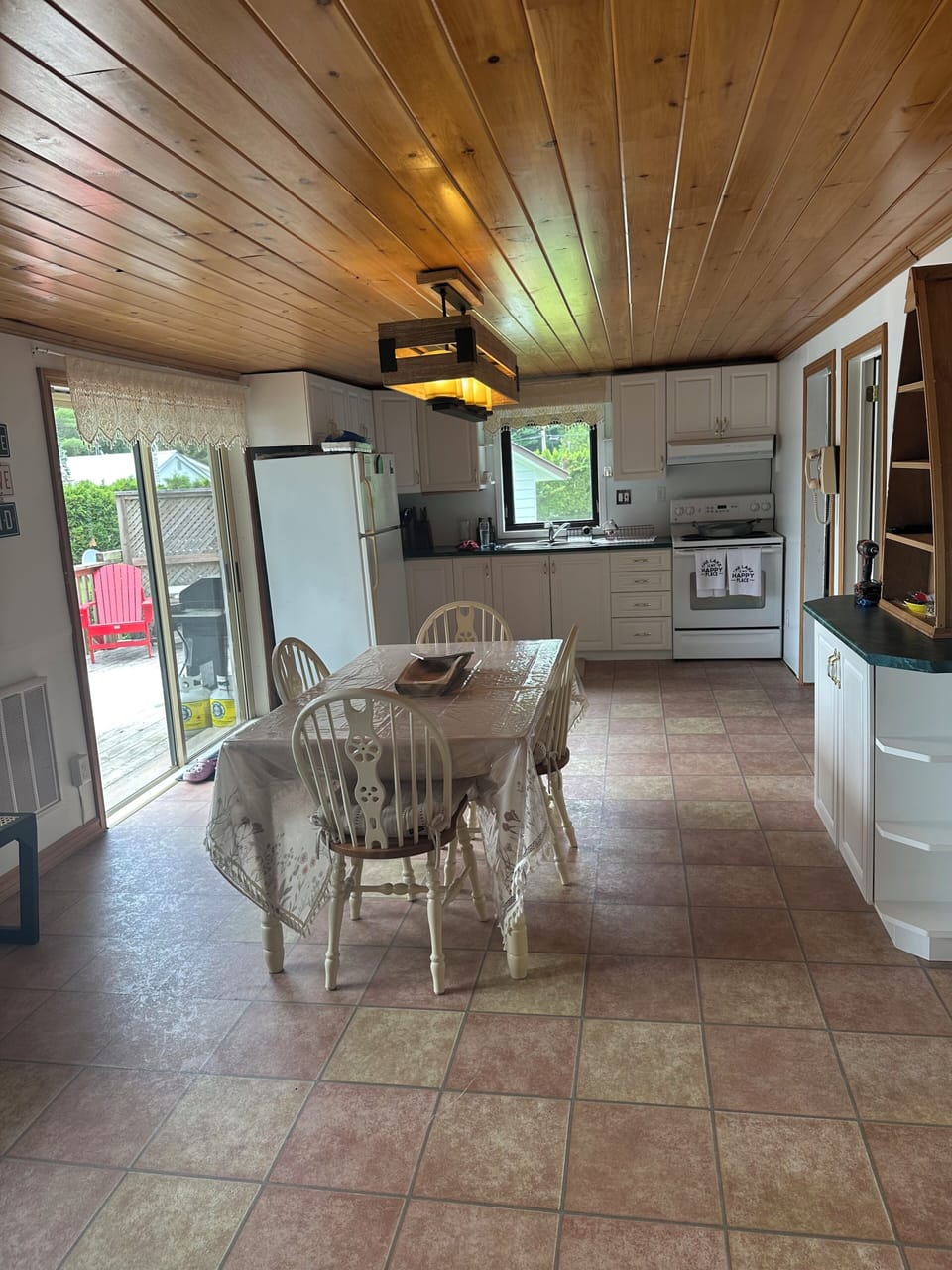 Fully equipped kitchen and dining area to fit 6 