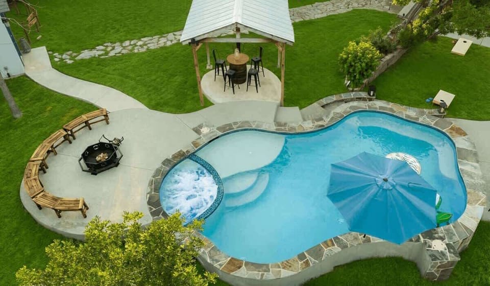 Integrated spa. Pool steps. Refreshing dips.