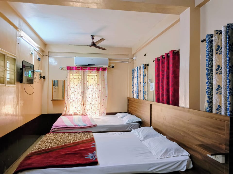 Family Room | Desk, laptop workspace, free WiFi