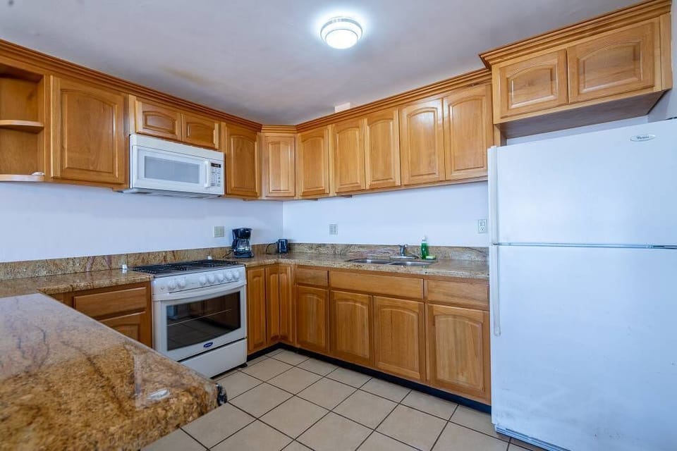 El Mirador del Golfo Downstairs Vacation Rental in Las Palmas, San Felipe BC - kitchen counter and prep area view