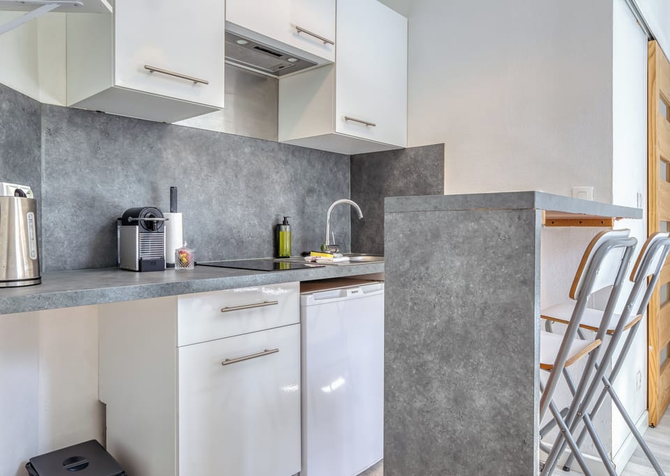 Cuisine équipée et espace repas