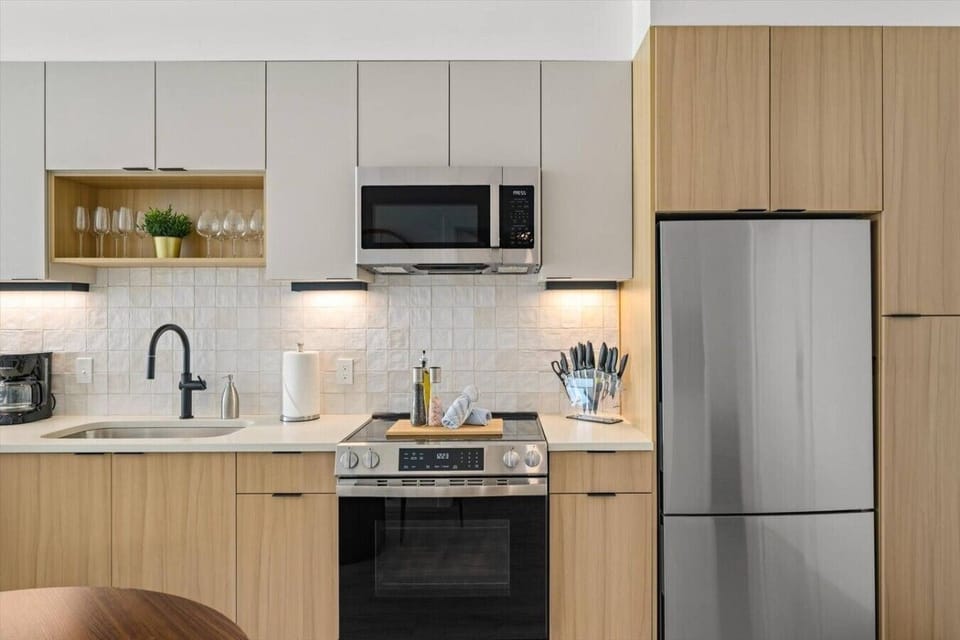 Fully stocked kitchen with all that you need. Pots, pans, bakeware, salt +pepper, and olive oil!!
