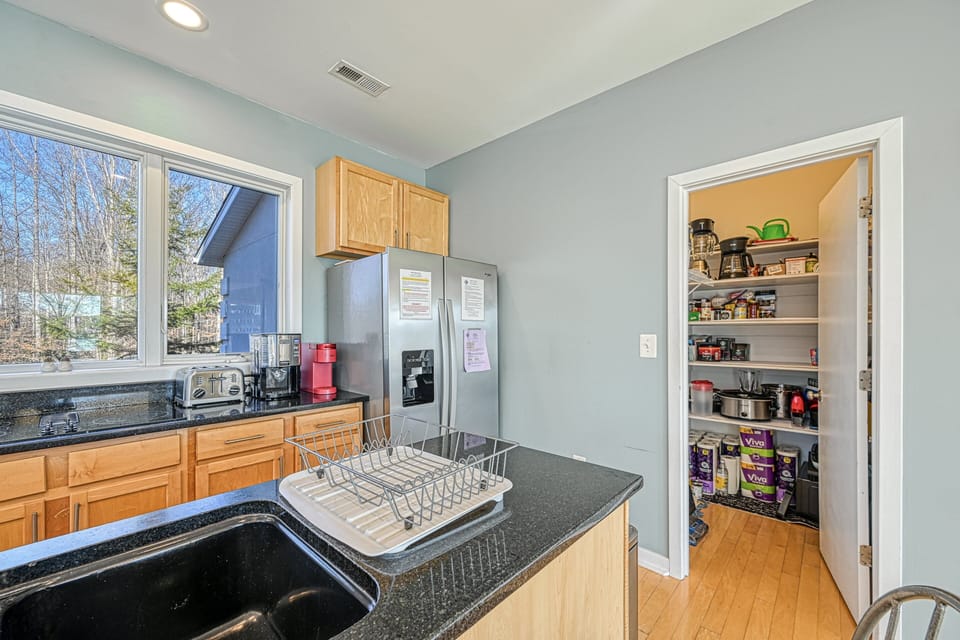 House, Multiple Beds (Straight to the Point) | Private kitchen