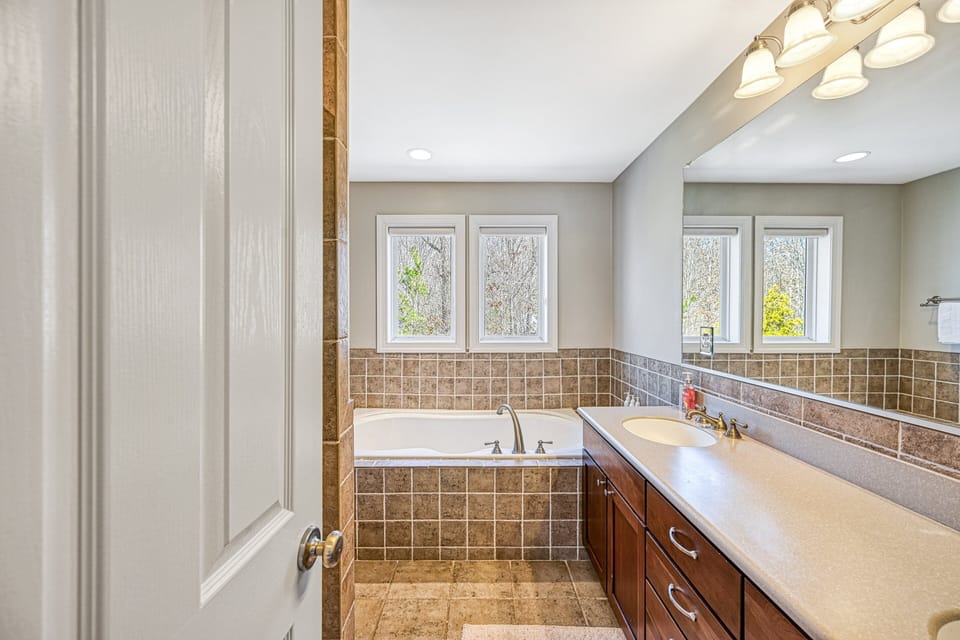 5BR and 5 1/2 BA Lakefront Home W/private hot tub and Dogs ok! House in Lake Anna