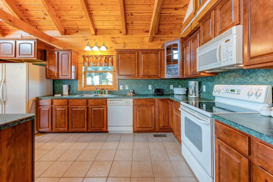 House, Multiple Beds, Balcony (Longview Lodge) | Private kitchen