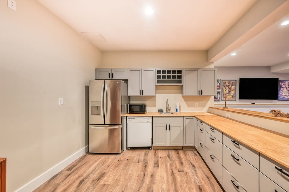 House, Multiple Beds, Patio (Lazy Lake Escape) | Private kitchen