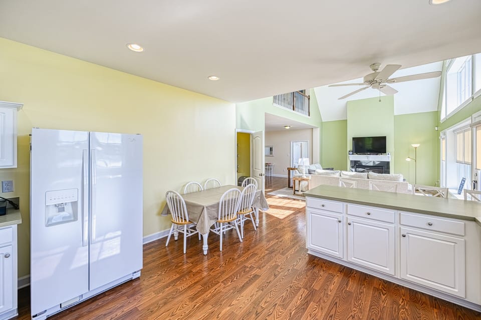 House, Multiple Beds, Kitchen (Lake Time to Unwind) | 4 bedrooms, individually decorated, individually furnished, bed sheets
