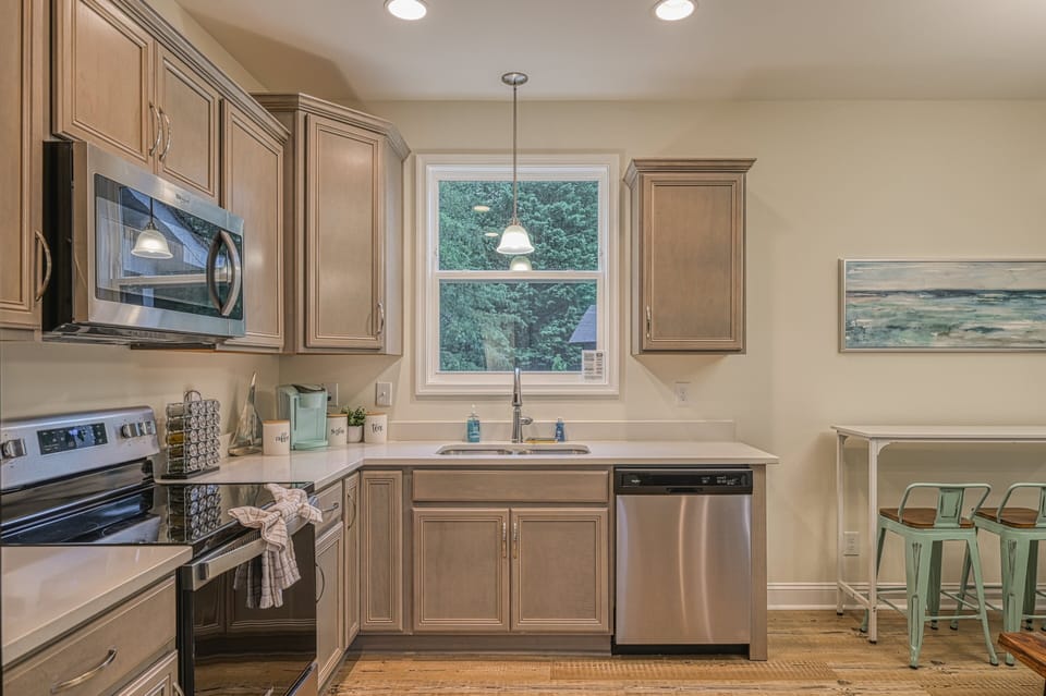 House, Multiple Beds, Hot Tub (Castaway Cove) | Private kitchen