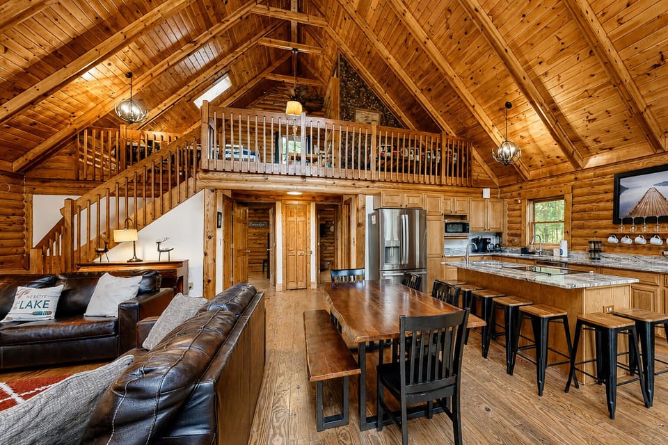 House, Multiple Beds (Canoe You Believe It - Liberty Lodge) | 3 bedrooms, individually decorated, individually furnished, bed sheets