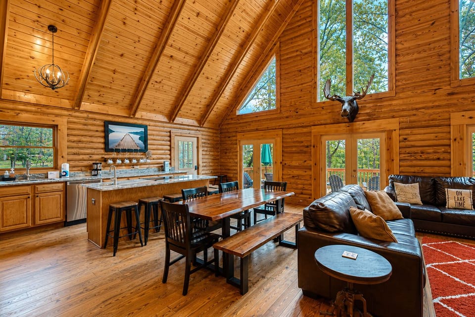 House, Multiple Beds (Canoe You Believe It - Liberty Lodge) | Living area