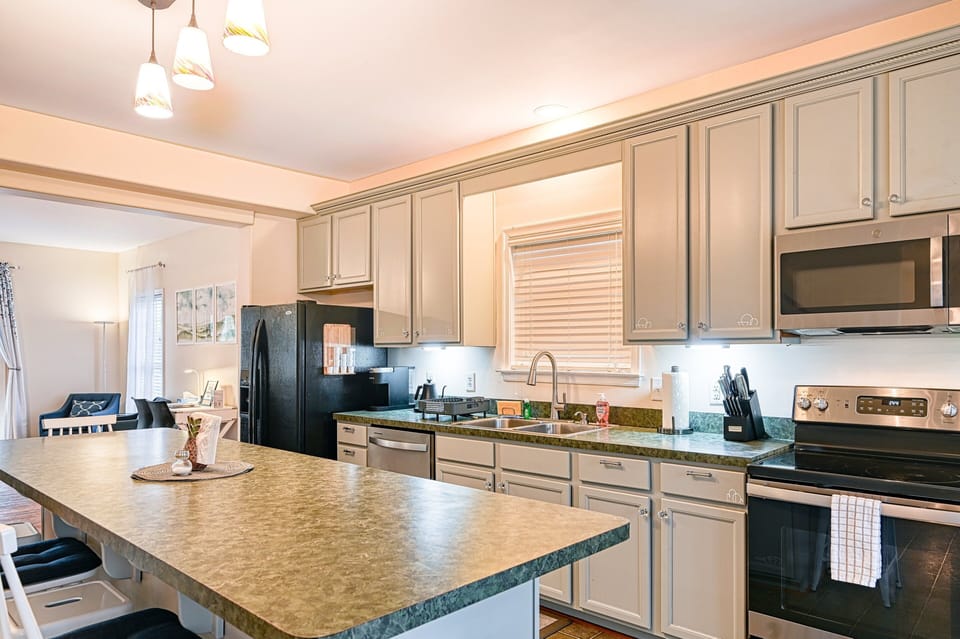 House, Multiple Beds, Hot Tub (Cookies Casa) | Private kitchen
