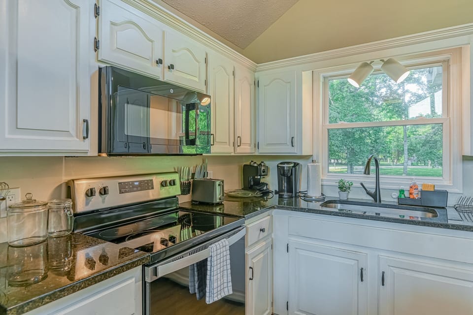 House, Multiple Beds, Kitchen (The Blue Heron Retreat) | Private kitchen