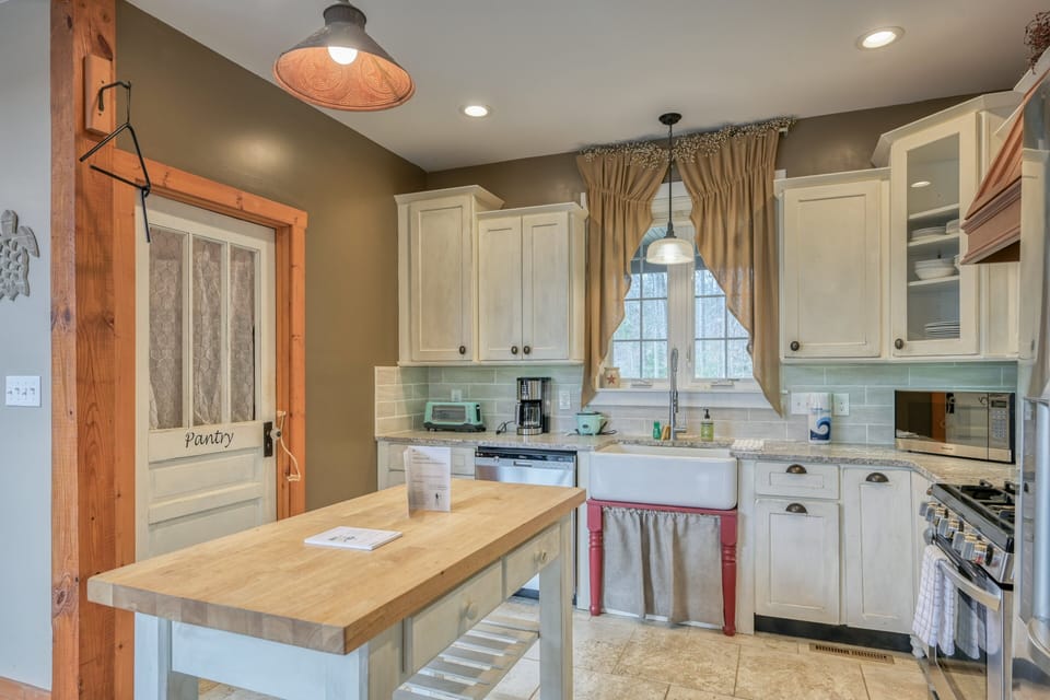 House, Multiple Beds (Mo-Anna Oh-Anna) | Private kitchen