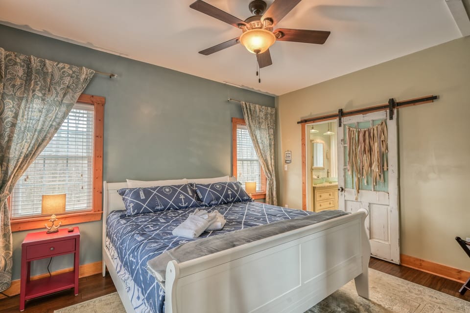 Lakefront Home With Private hot Tub, Dock, Grill, Game Room, Lake Views & Kayaks House in Lake Anna
