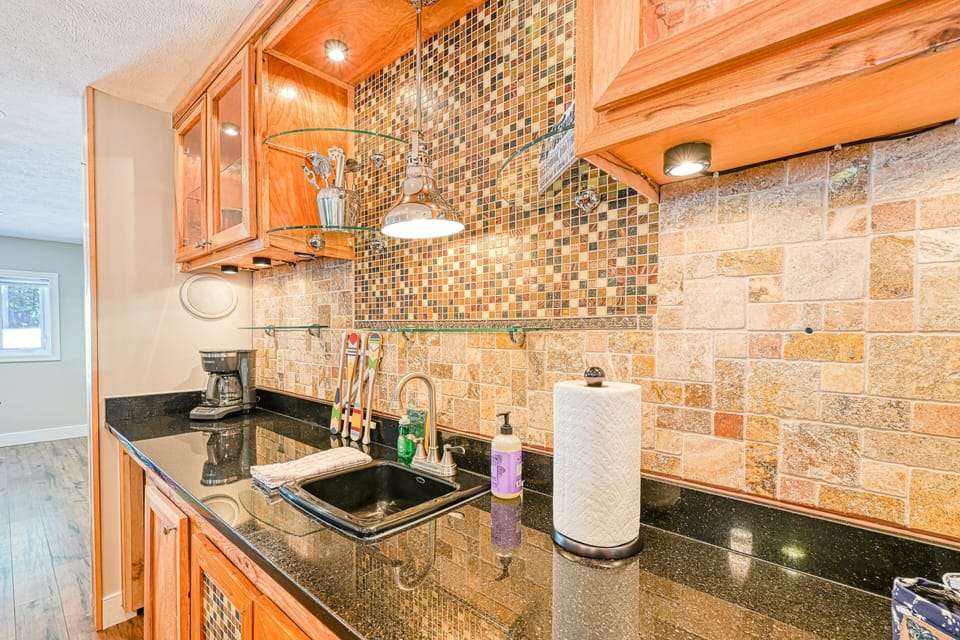 House, Multiple Beds, Hot Tub (Freedom Cove) | Private kitchen