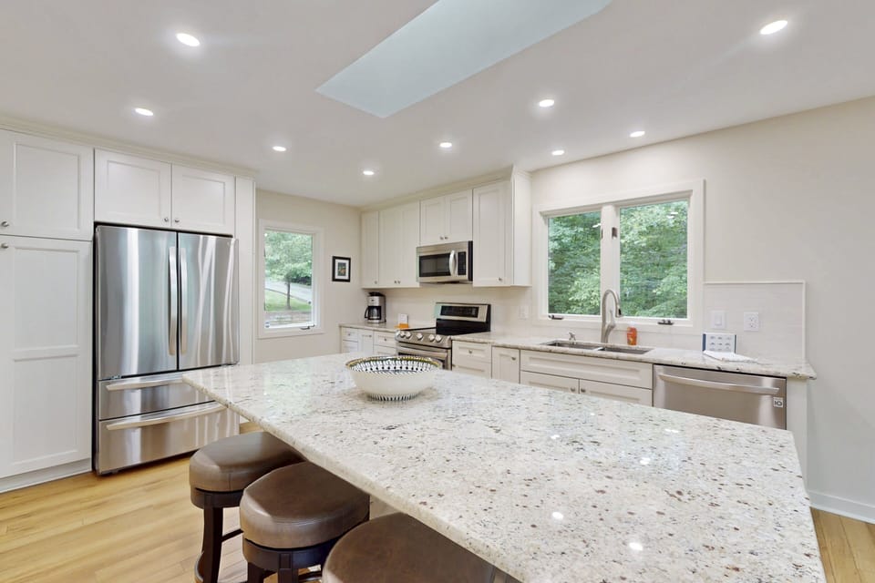 House, Multiple Beds (Calm Water Cove) | Private kitchen