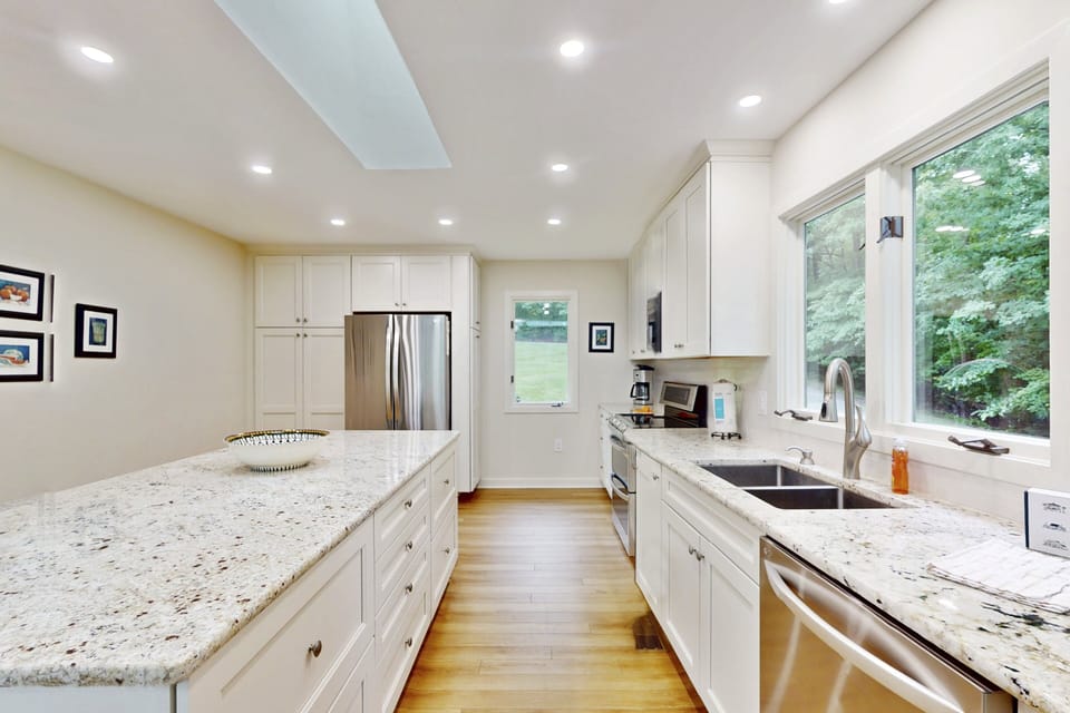 House, Multiple Beds (Calm Water Cove) | Private kitchen