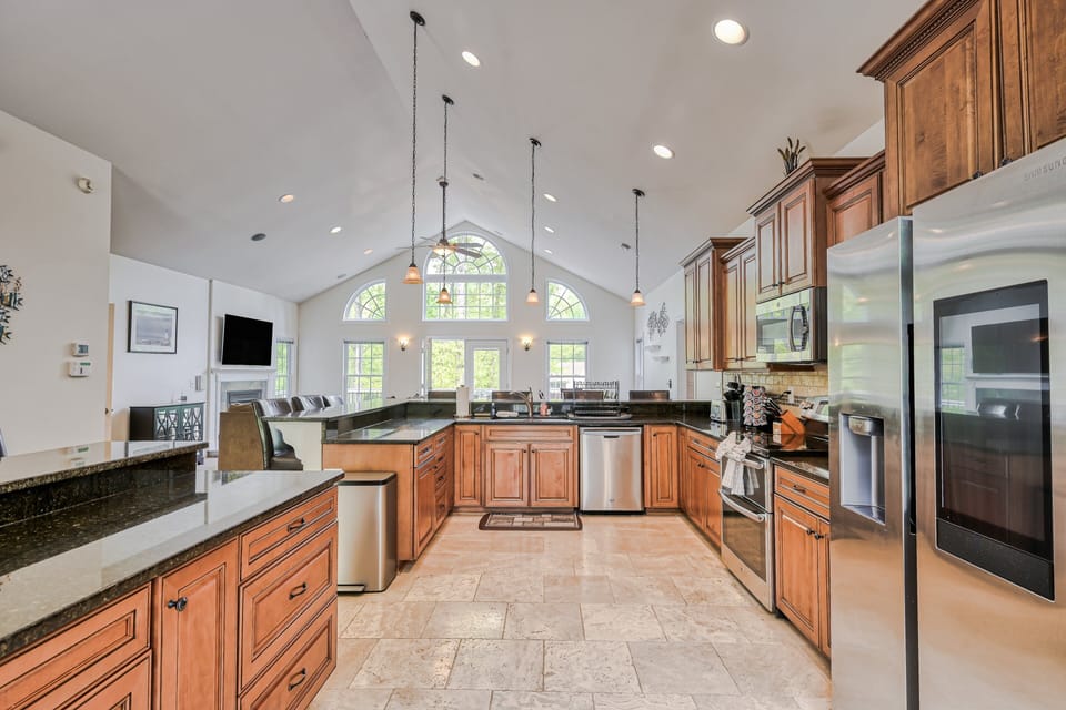House, Multiple Beds (The Lakeside Oasis) | Private kitchen