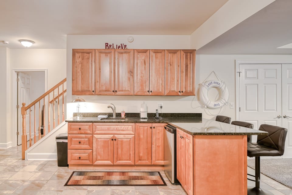 House, Multiple Beds (The Lakeside Oasis) | Private kitchen