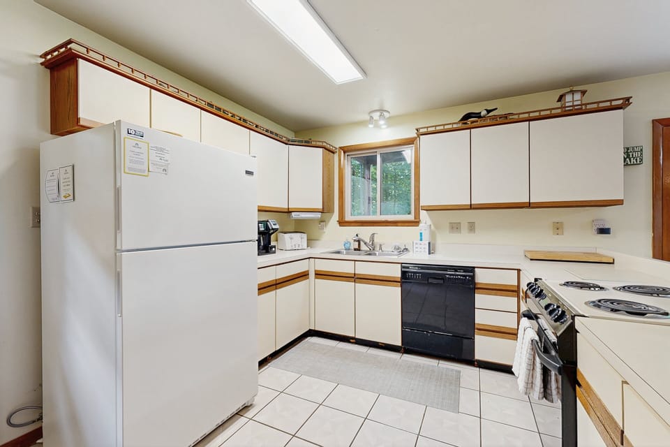 House, Multiple Beds, Balcony (Lakeside Haven) | Private kitchen