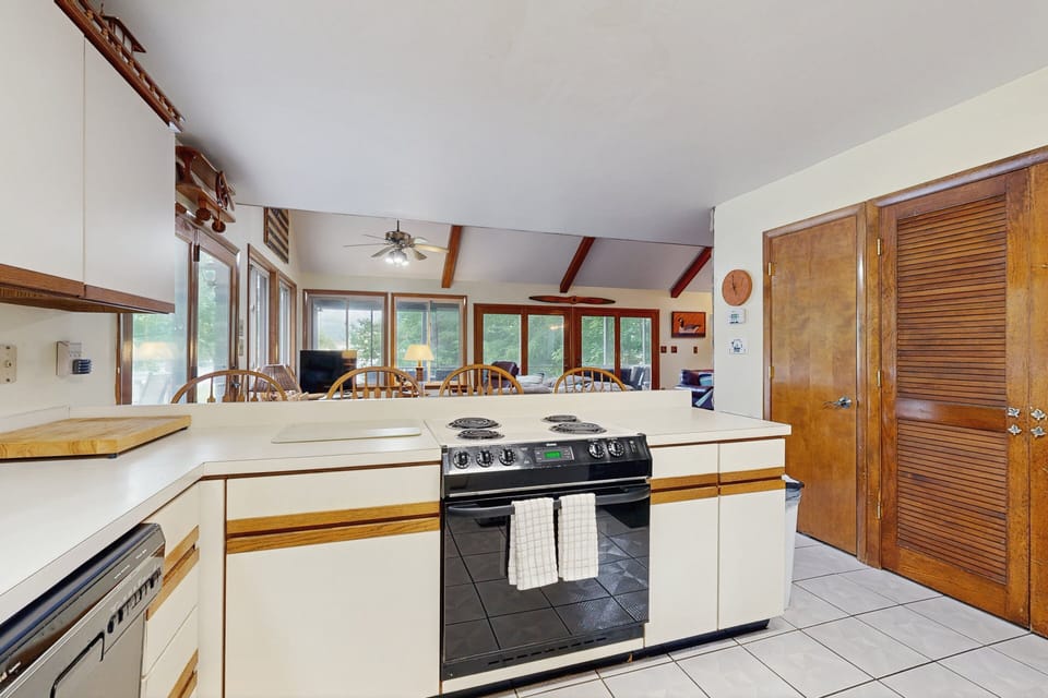 House, Multiple Beds (Lakeside Haven) | Private kitchen
