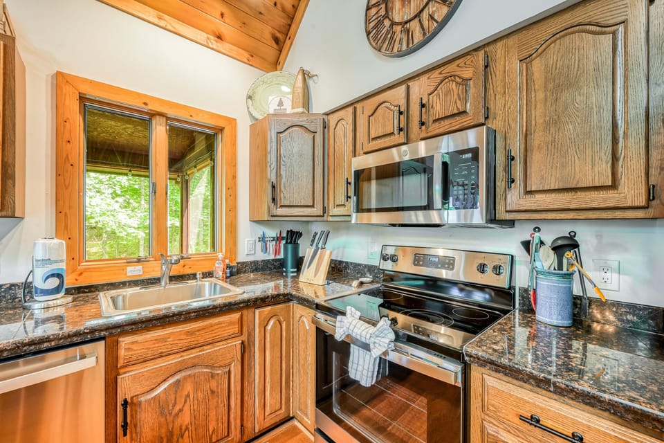 House, Multiple Beds, Hot Tub (Woodhaven Hideaway) | Private kitchen