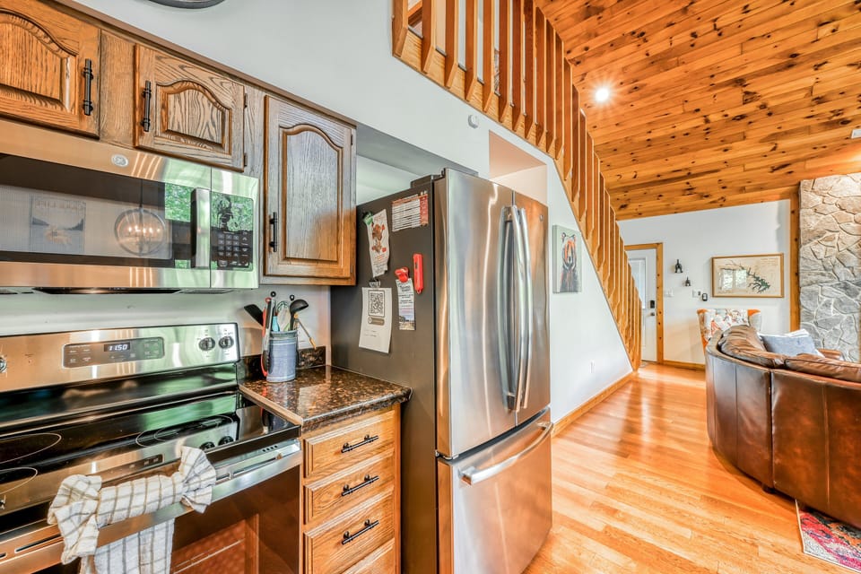 House, Multiple Beds, Hot Tub (Woodhaven Hideaway) | Private kitchen