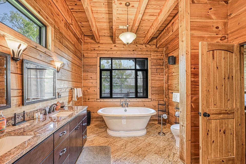 Lakefront Cabin w/ Hot Tub, Boat Dock, Wifi, a Game Room & Firepit - Dogs OK House in Lake Anna