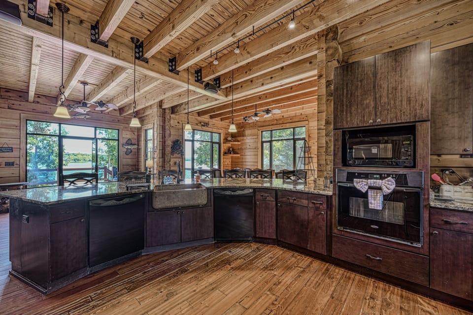 House, Multiple Beds (Lakefront Loggin' Off) | Private kitchen