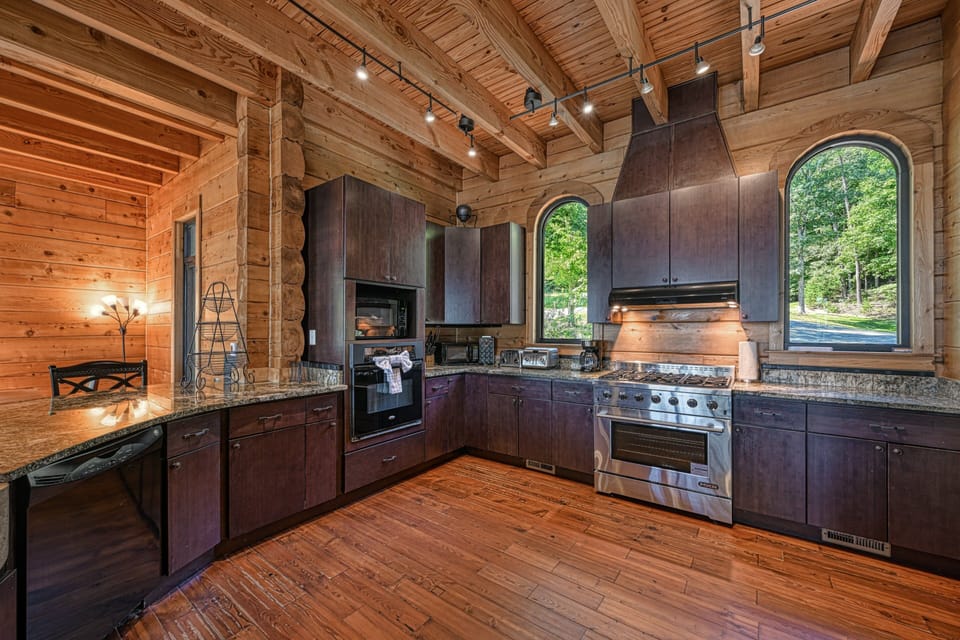 House, Multiple Beds (Lakefront Loggin' Off) | Private kitchen