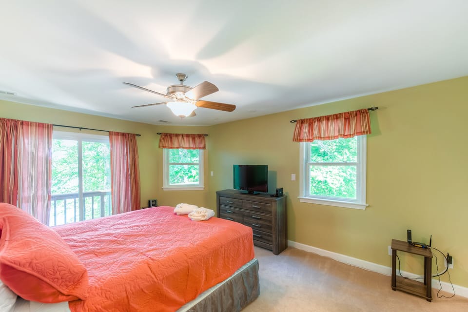 House, Multiple Beds (Unleashed on Lake Anna) | 5 bedrooms, individually decorated, individually furnished, bed sheets