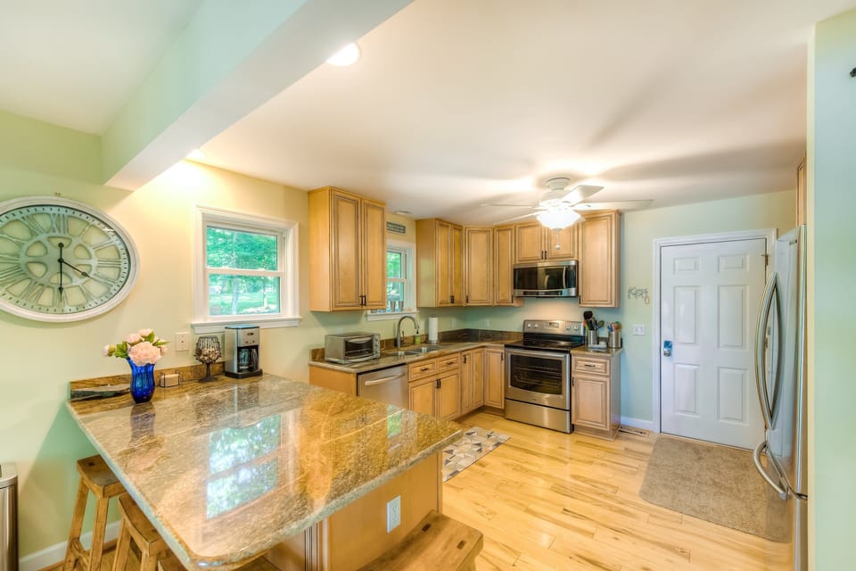 House, Multiple Beds (Unleashed on Lake Anna) | Private kitchen