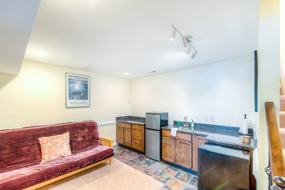 House, Multiple Beds, Balcony (Unleashed on Lake Anna) | Living area