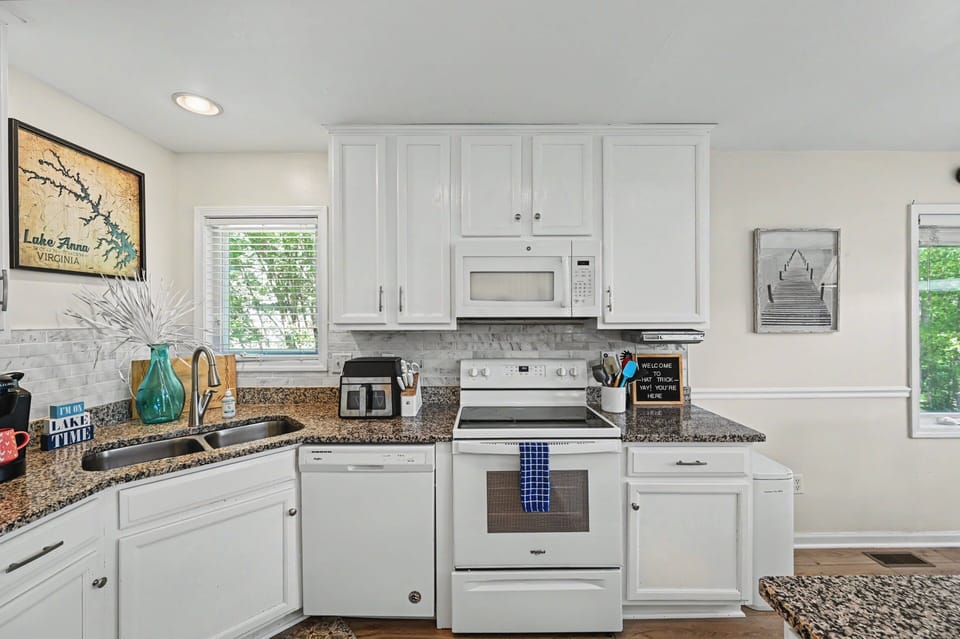 House, Multiple Beds, Hot Tub (Hat Trick) | Private kitchen