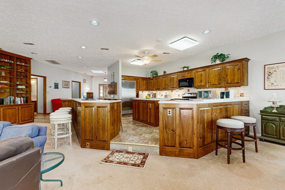 House, Multiple Beds, Kitchen (Lazy Daze Lodge) | Private kitchen