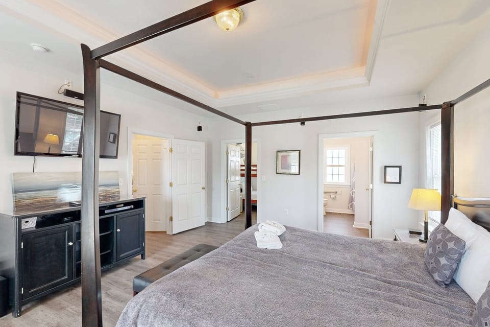 Two-story, Lakefront Getaway With Dock, Beach, Grill, 2 Kayaks, 2 Canoes, AC House in Lake Anna