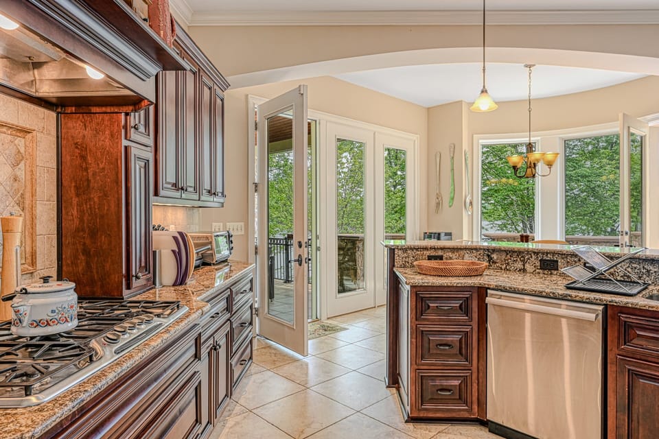 House, Multiple Beds (Dream Lake Castle) | Private kitchen