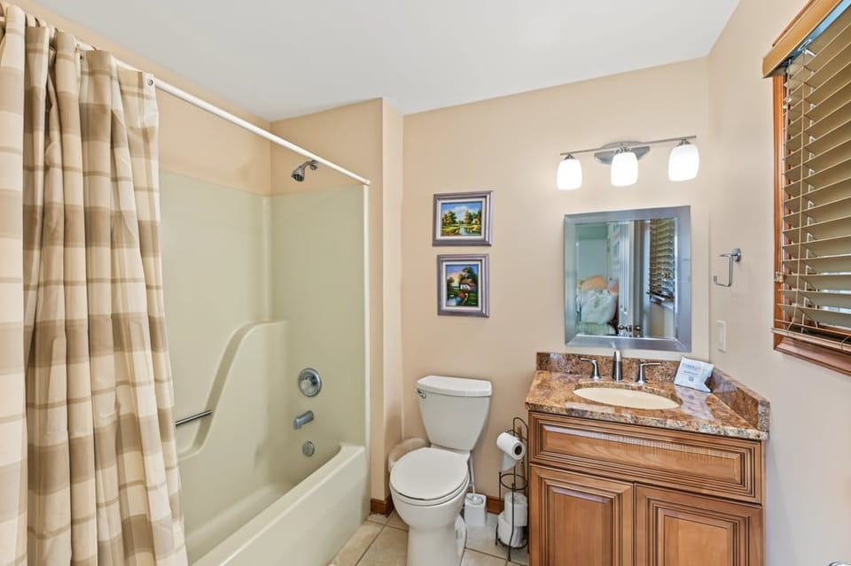 Lakefront Retreat With Views, hot Tub, Kid's Play Area, Dock & Fiber Internet House in Lake Anna