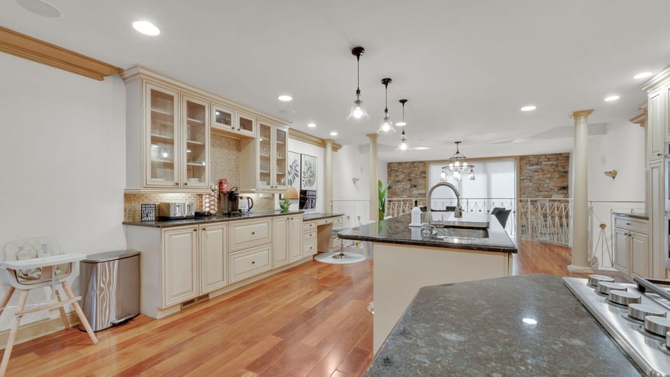 House, 5 Bedrooms, City View | Private kitchen | Espresso maker, coffee/tea maker, electric kettle, dining tables