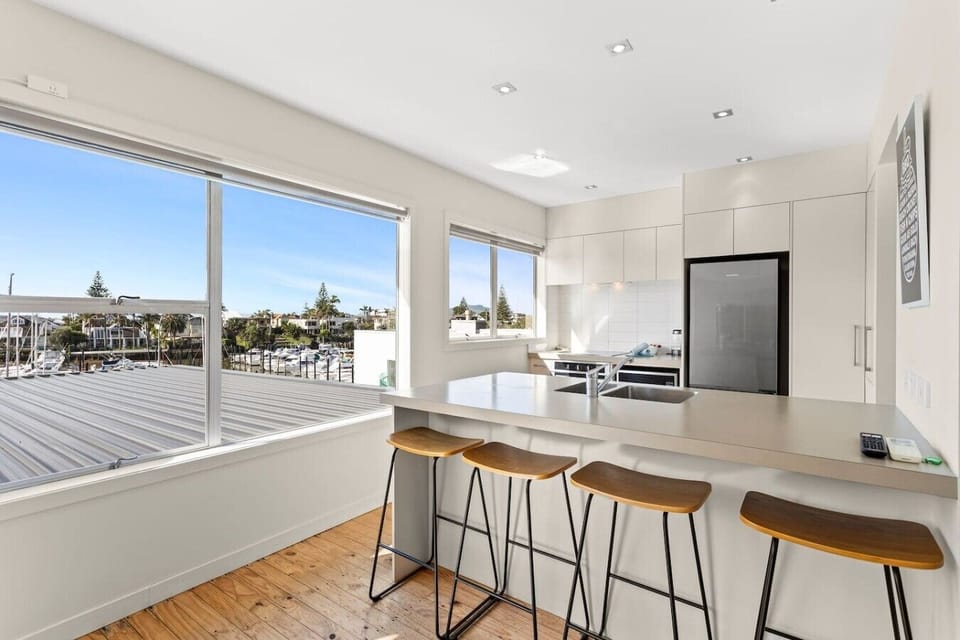 Open plan, fully equipped kitchen